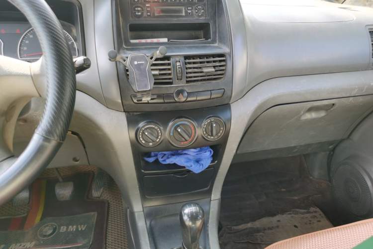 Used Dongfeng Shuaike 2011 1.5L Manual Standard Model 7 Seats China IV Standard Audio And AC Panel