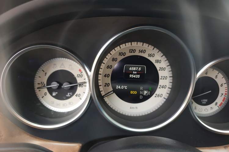 Used Mercedes-Benz CLS 2012 CLS 300 CGI Odometer Close Up
