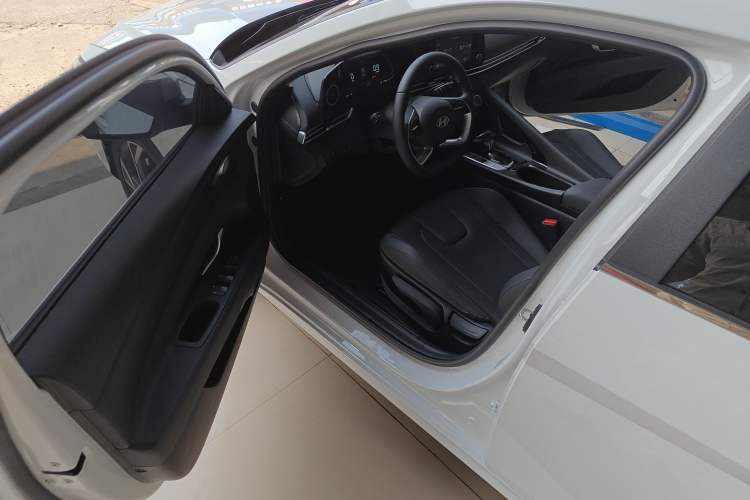 Used Hyundai Elantra 2023 1.5L CVT GLX Elite Edition Driver Seat