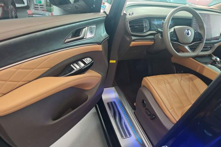 Used Denza D9 2022 DM-i 1040 Prestige Model
