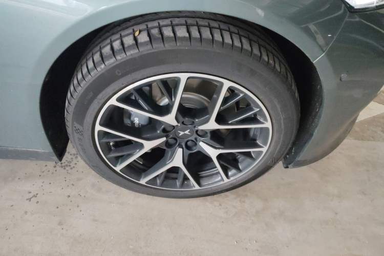 Used XPeng P7 2023 P7i 610 Max Performance Edition Right Front Wheel Hub