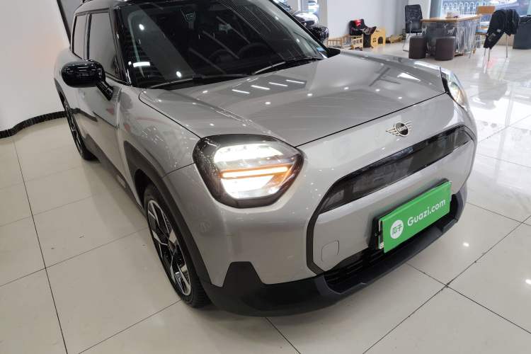 Used MINI Electric ACEMAN 2024 E Classic Edition Front Right 45 Deg