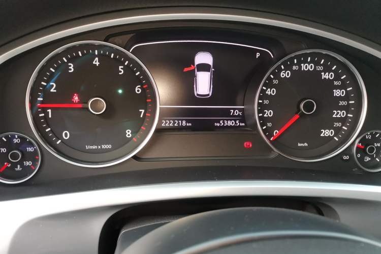 Used Volkswagen Touareg 2011 3.0 TSI Standard Version Odometer Close Up