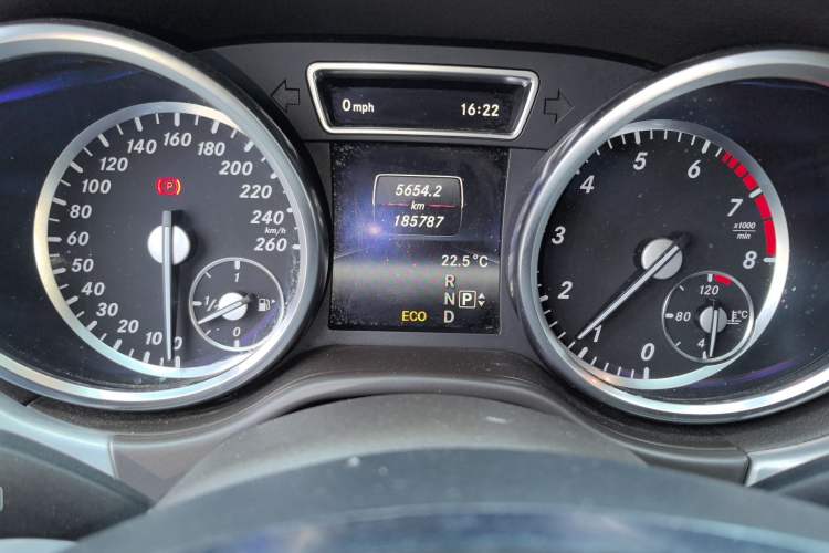 Used Mercedes-Benz GL-Class 2014 GL 400 4MATIC Dynamic Model Odometer Close Up