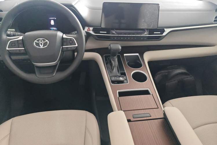 Used Toyota Granvia 2024 2.5L Hybrid Comfort Edition