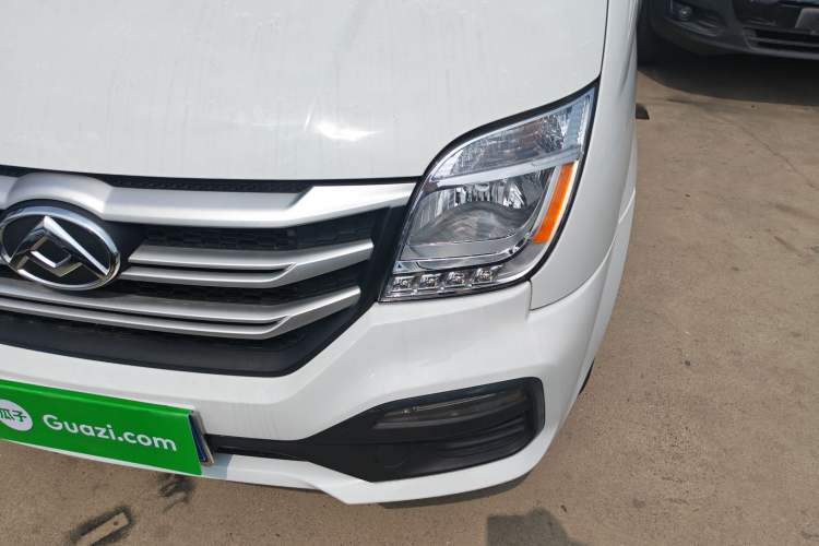 Used SAIC MAXUS Xintu V80 2023 2.0T Manual Classic Aoyuntong Short Wheelbase Ultra-Low Roof 5/6-Seater