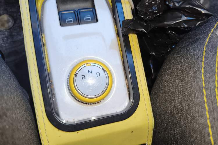 Used Chery QQ Ice Cream 2022 170km Sundae Phosphate Lithium-Ion Gear Lever