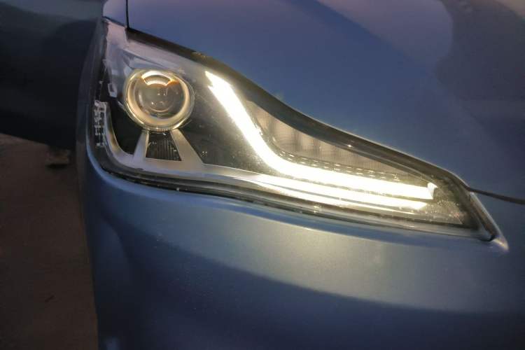 Used NETA V 2021 Long-Range Entertainment Edition Right Front Headlight