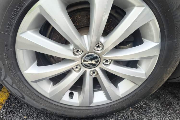 Used Volkswagen Magotan 2013 1.8TSI Luxury Model Right Rear Wheel Hub