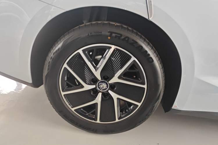 Used BYD Qin L 2025 DM-i Smart Drive 120KM Superior Model Right Rear Wheel Hub