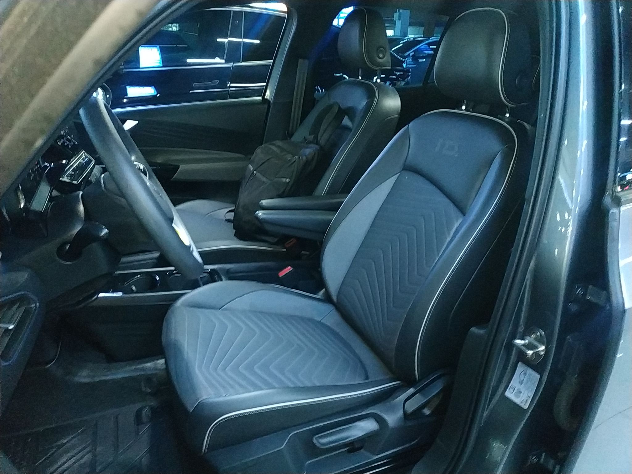 Переднее сиденье в автомобиле