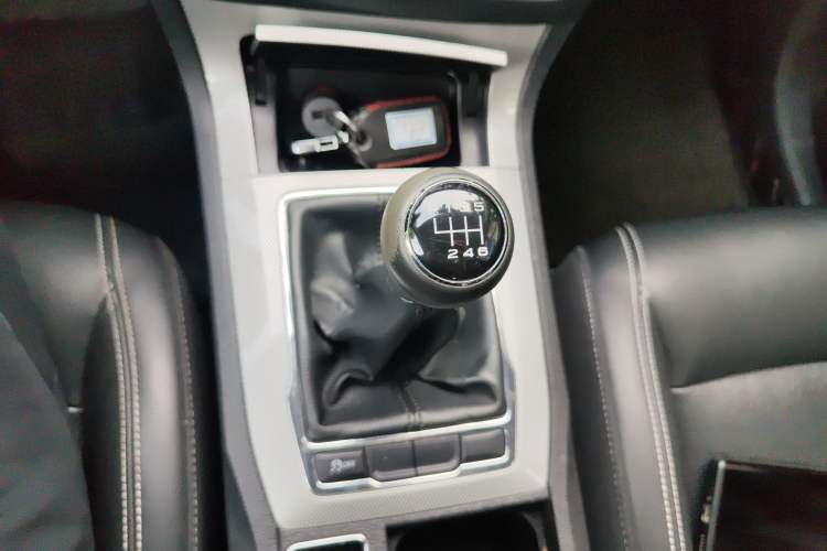 Used Roewe RX5 2018 20T Two-Wheel Drive Manual Internet Smart Edition
