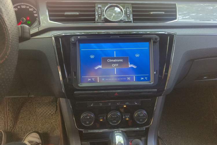 Used Volkswagen Passat 2017 280TSI DSG Luxury Edition Audio And AC Panel