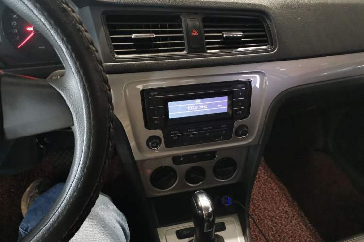 Used Volkswagen Lavida 2013 Revised Classic 1.6L Automatic Fashion Edition Audio And AC Panel