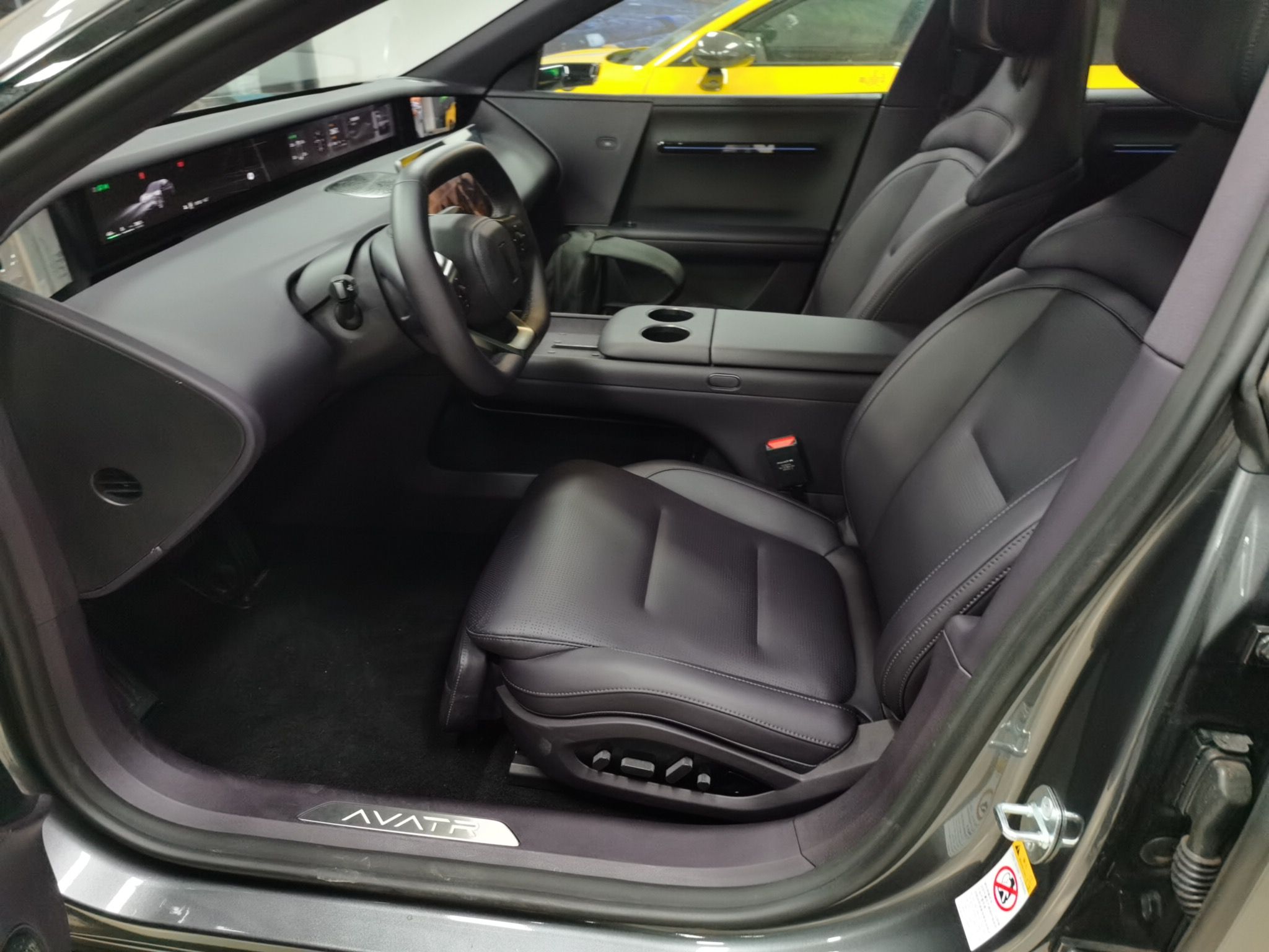 المقاعد الأمامية داخل السيارة