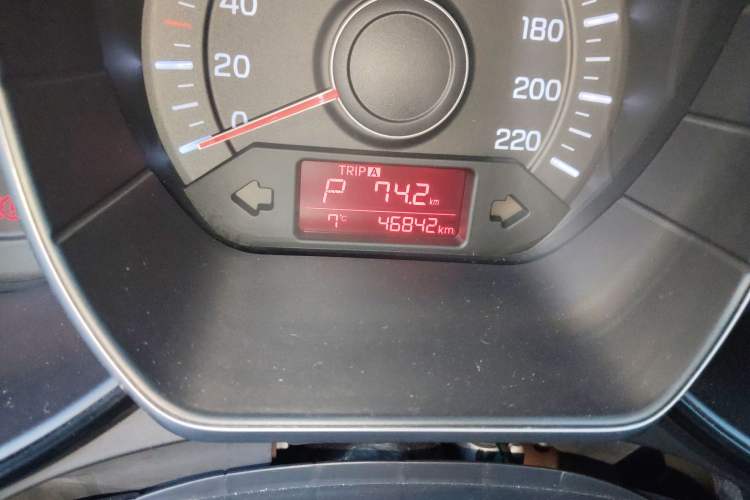 Used Kia K2 2015 Sedan 1.4L Automatic GLS Odometer Close Up