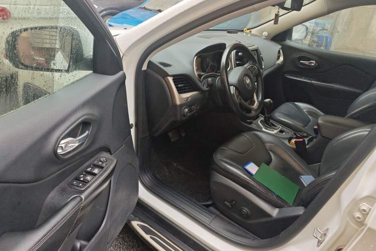 Used Jeep Cherokee 2016 2.4L Superior Edition Driver Seat