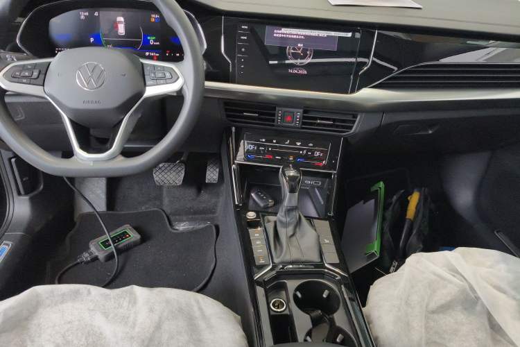 Used Volkswagen Passat New Energy 2025 430 PHEV Hybrid Business Edition Audio And AC Panel