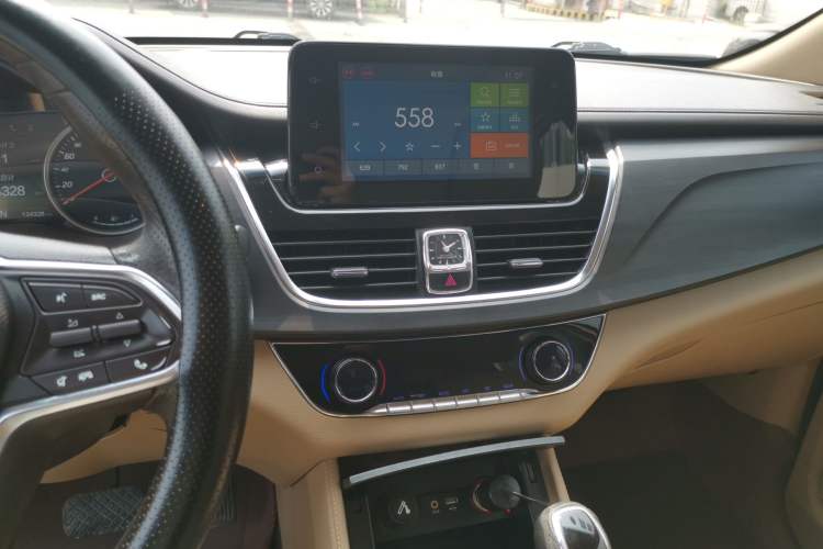 Used Baojun 730 2017 1.8L iAMT Prestige Version 7 Seats Audio And AC Panel