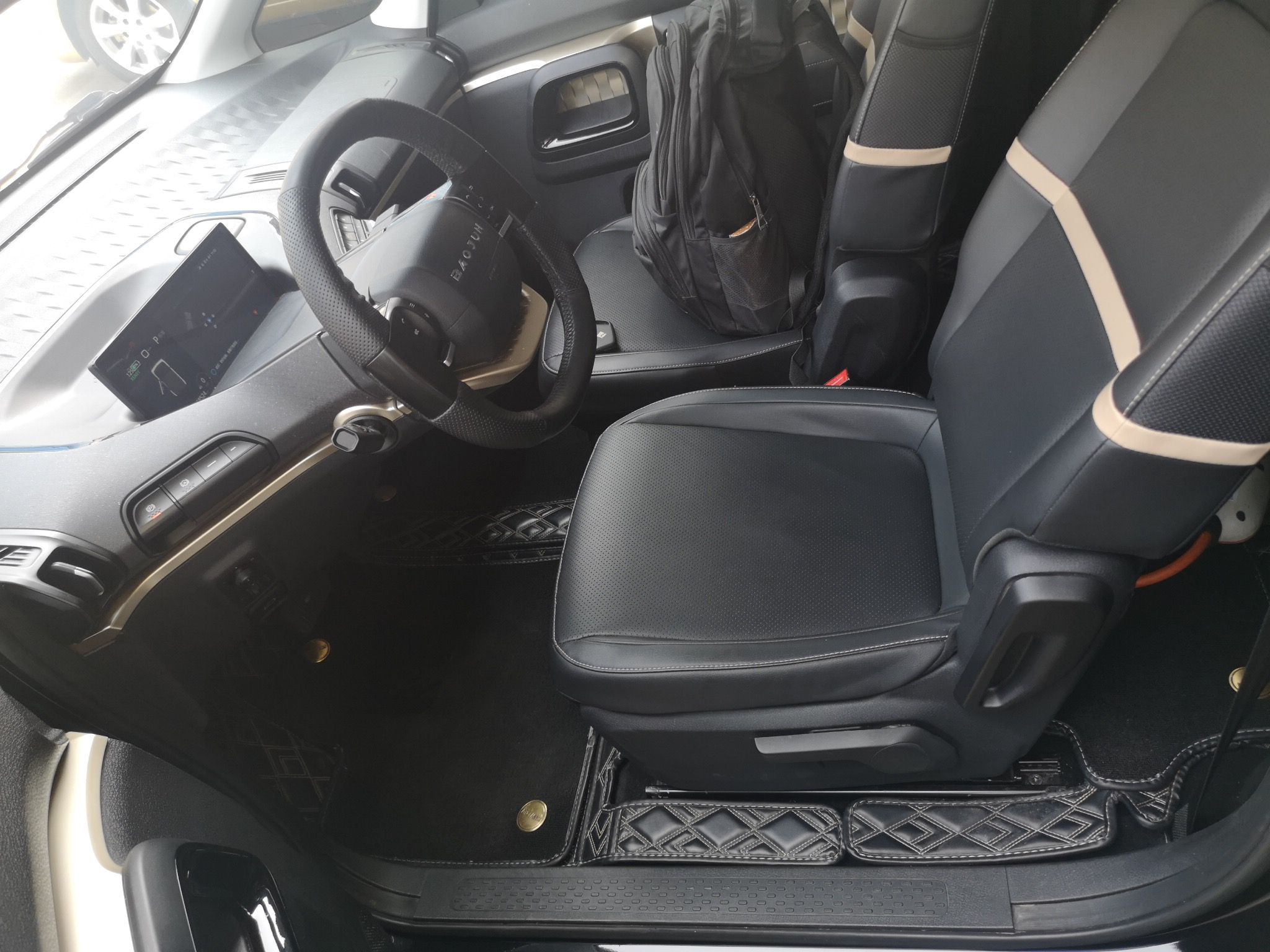 المقاعد الأمامية داخل السيارة