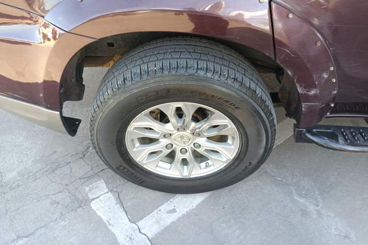 Used JMC Yusheng S350 2017 2.0T Automatic 2WD Diesel Luxury Version with Sunroof 5 Seats
