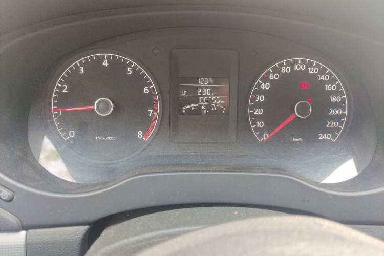 Used Volkswagen Sagitar 2012 1.6L Manual Comfort Model Odometer Close Up