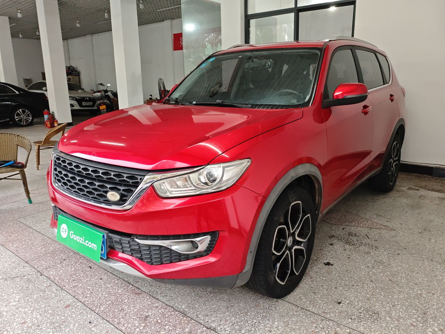 تحت مقدمة السيارة