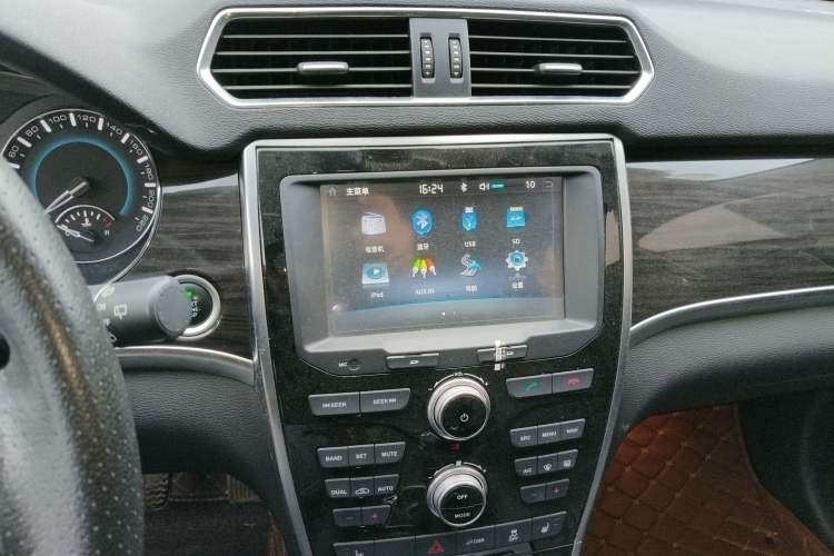 Used Haval H2 2016 Red Label 1.5T Manual Two-Wheel Drive Prestige Model Audio And AC Panel