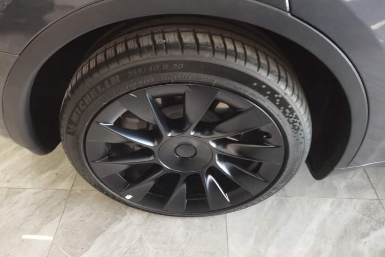 Used Tesla Model Y 2023 Long-Range All-Wheel-Drive Version Right Rear Wheel Hub