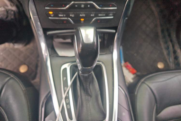 Used Ford Edge 2018 EcoBoost 245 Four-Wheel Drive Titanium 7-Seater Gear Lever