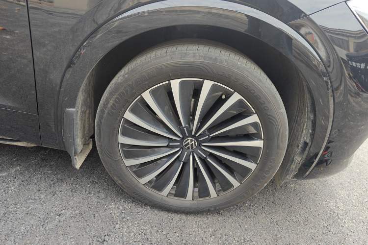 Used Volkswagen Viloran 2022 380TSI Prestige Edition Right Front Wheel Hub