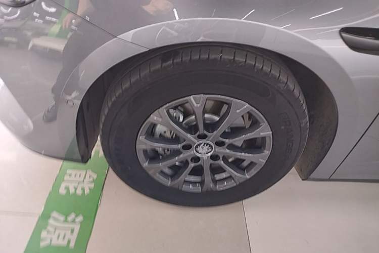 Used BYD Qin L 2025 DM-i Smart Drive 80KM Leading Model Left Front Wheel Hub