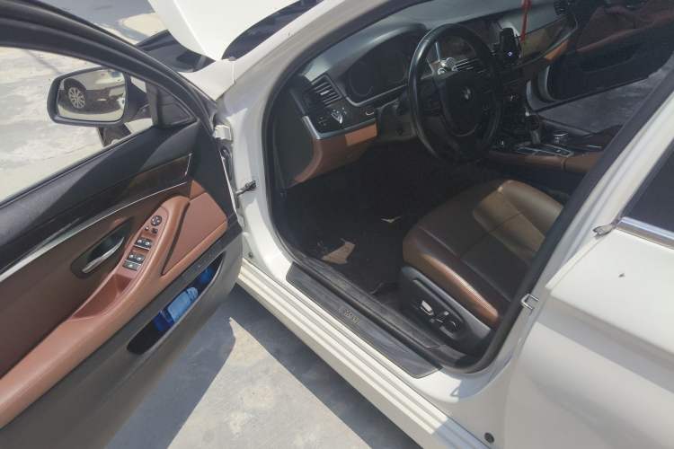 Used BMW 5 Series 2014 528Li Leading Model
