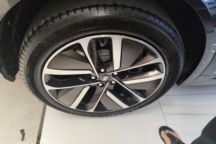 Used Li Auto L8 2023 Pro Model Right Rear Wheel Hub