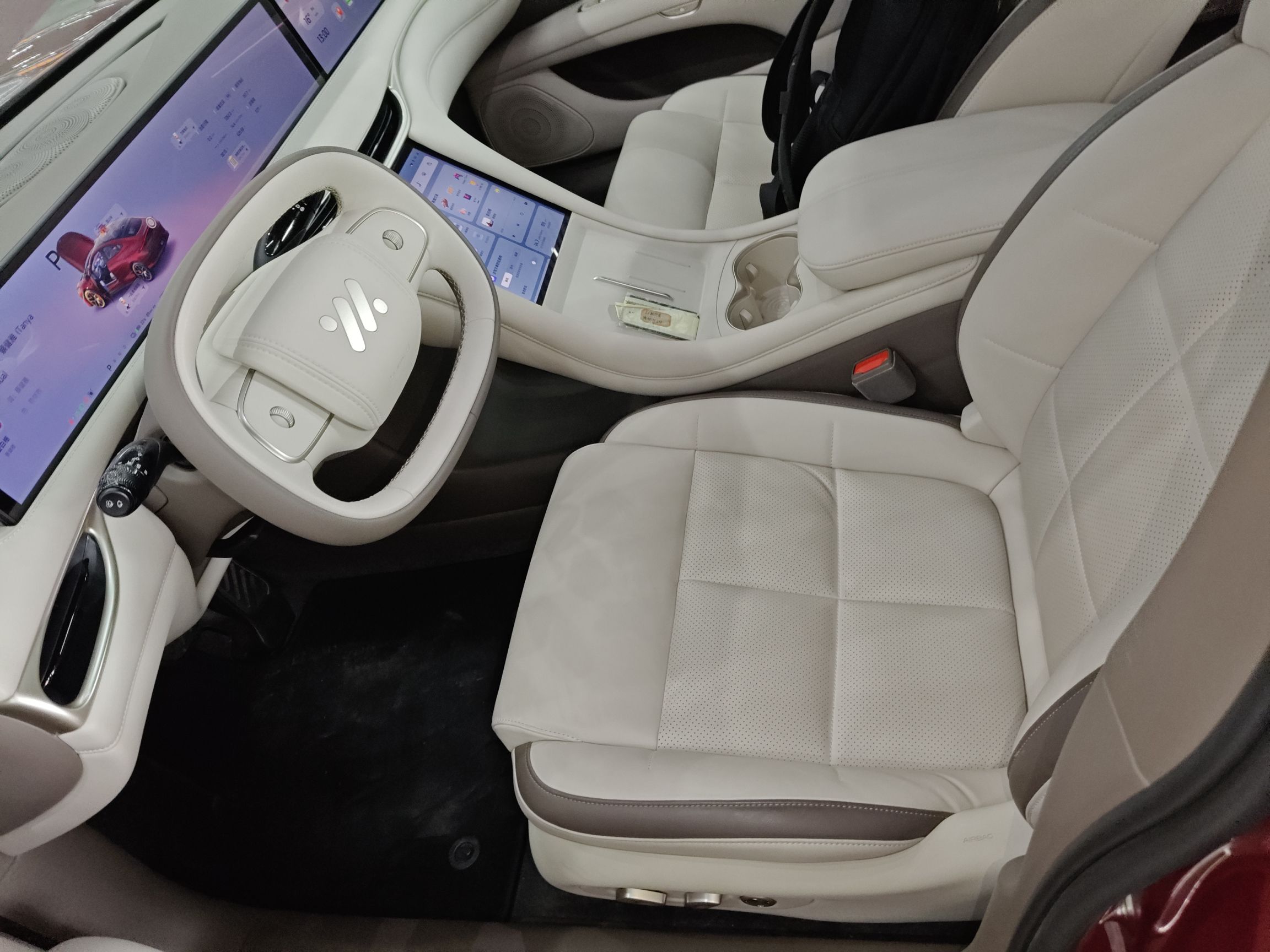 المقاعد الأمامية داخل السيارة