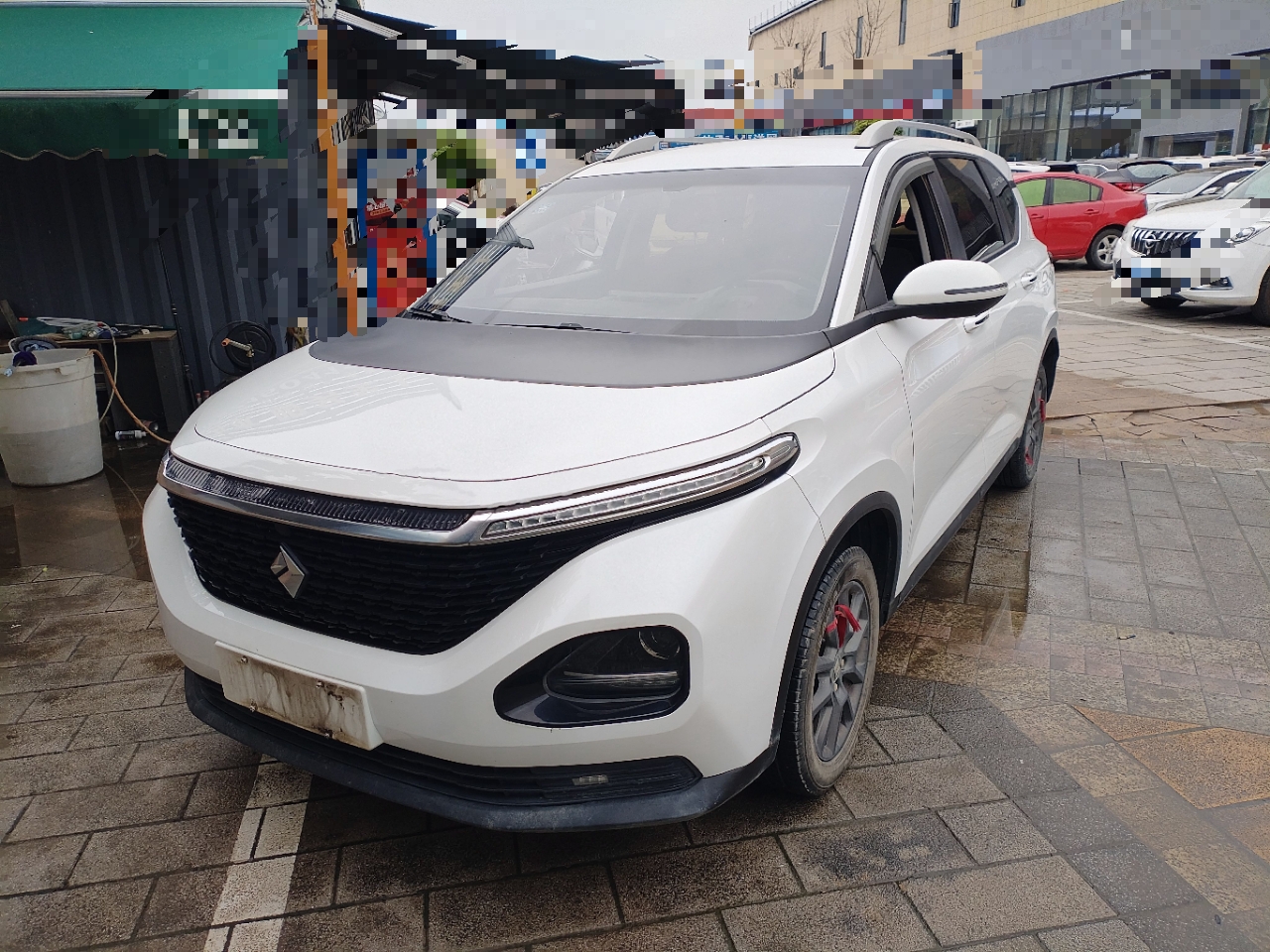 Под передней частью автомобиля