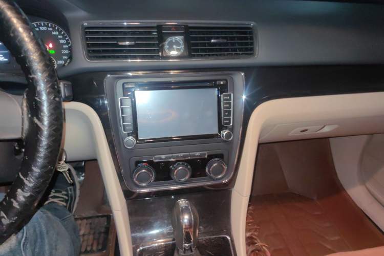 Used Volkswagen Passat 2014 1.8TSI DSG Prestige Edition Audio And AC Panel