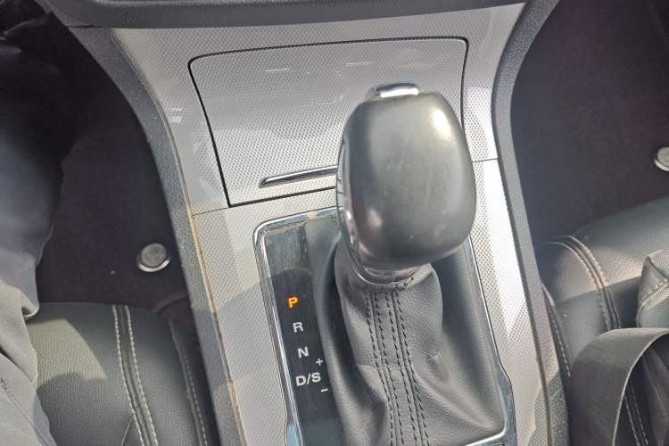 Used Roewe RX5 2018 30T Two-Wheel Drive Automatic Internet Black Gold Limited Edition
