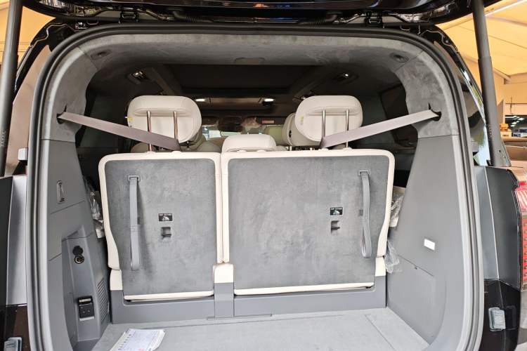 Used Zeekr 009 2024 7-Seater Aisle Version 140 kWh Trunk