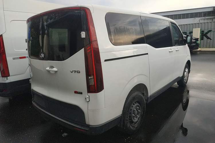 Used SAIC MAXUS Xintu V70 2023 2.0T Elite Edition Automatic Short Wheelbase Low Roof – 5/6 Seats