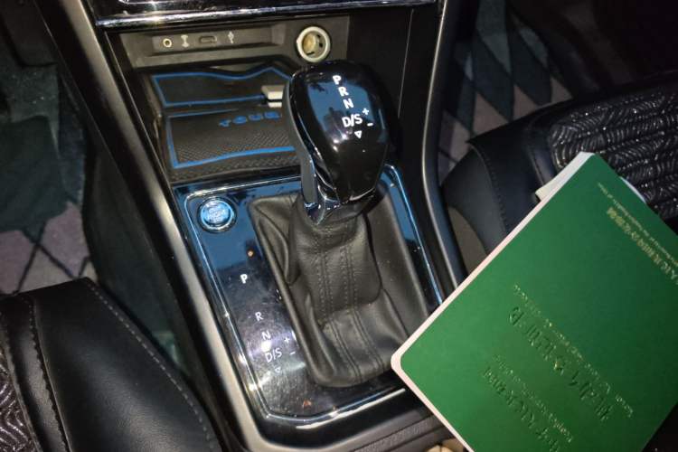 Used Volkswagen Touran 2021 Volkswagen Touran L 280TSI DSG Boundary Edition 7-Seater Gear Lever