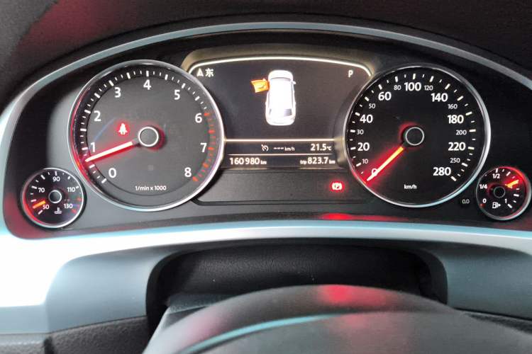 Used Volkswagen Touareg 2016 3.0 TSI High-End Version Odometer Close Up