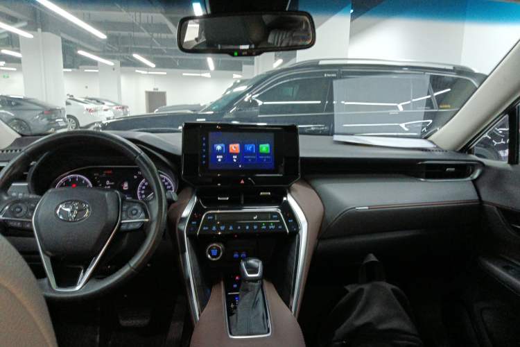 Used Toyota Harrier 2022 2.0L CVT Two-Wheel Drive Luxury Edition Center Console