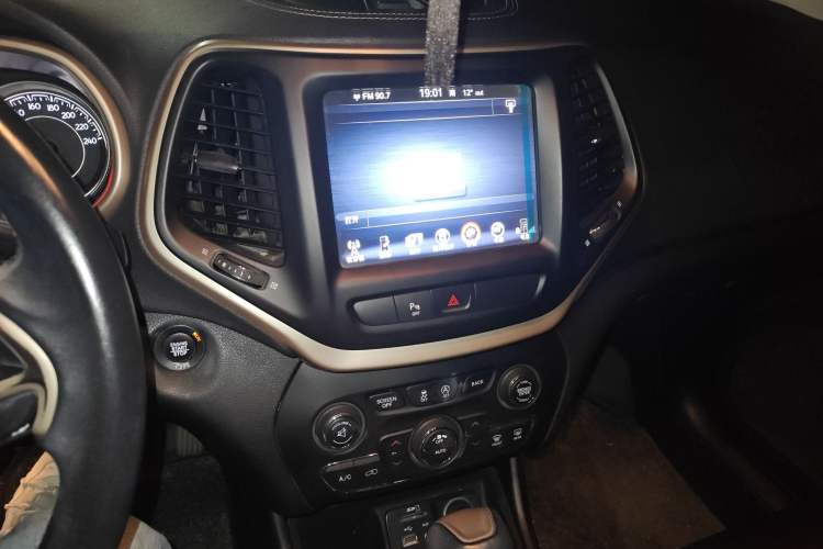 Used Jeep Cherokee 2016 2.4L Leading Smart Version
