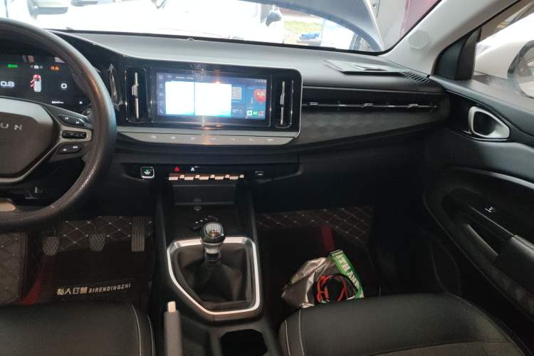 Used Baojun RM-5 2019 1.5T Manual Elite Version with 24-Hour Online Service 6 Seats Audio And AC Panel