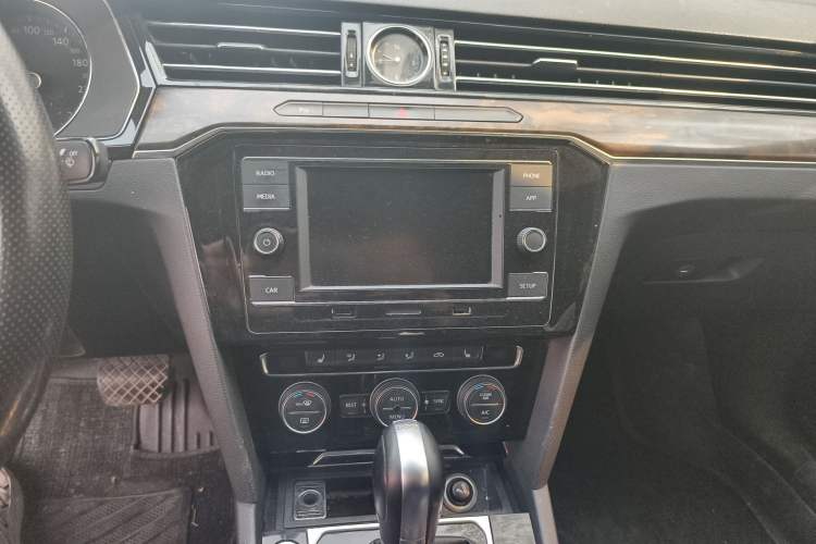 Used Volkswagen Magotan 2018 330TSI DSG Luxury Model Audio And AC Panel