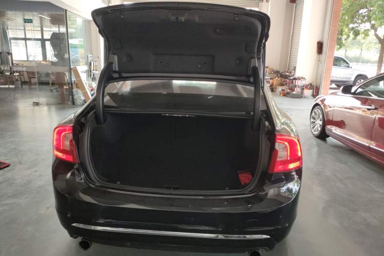 Used Volvo S60 2014 S60L 2.0T Zhiyuan Edition
