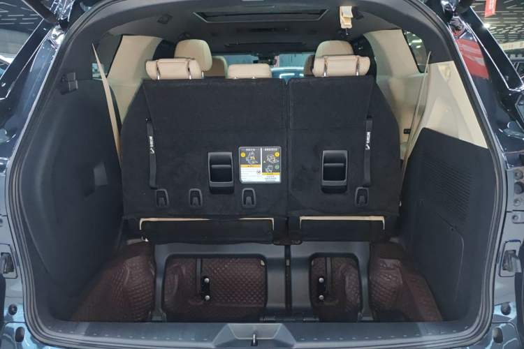 Used Toyota Granvia 2022 2.5L Hybrid Premium Edition Trunk