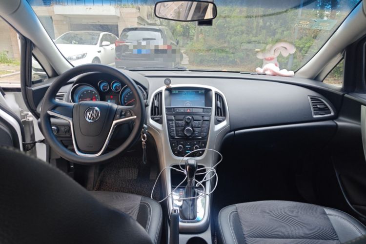 Used Buick GT 2013 XT 1.6L Automatic Comfort Edition Center Console