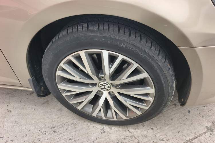 Used Volkswagen FAW-Volkswagen CC 2015 2.0 TSI Ultimate Model Right Front Wheel Hub